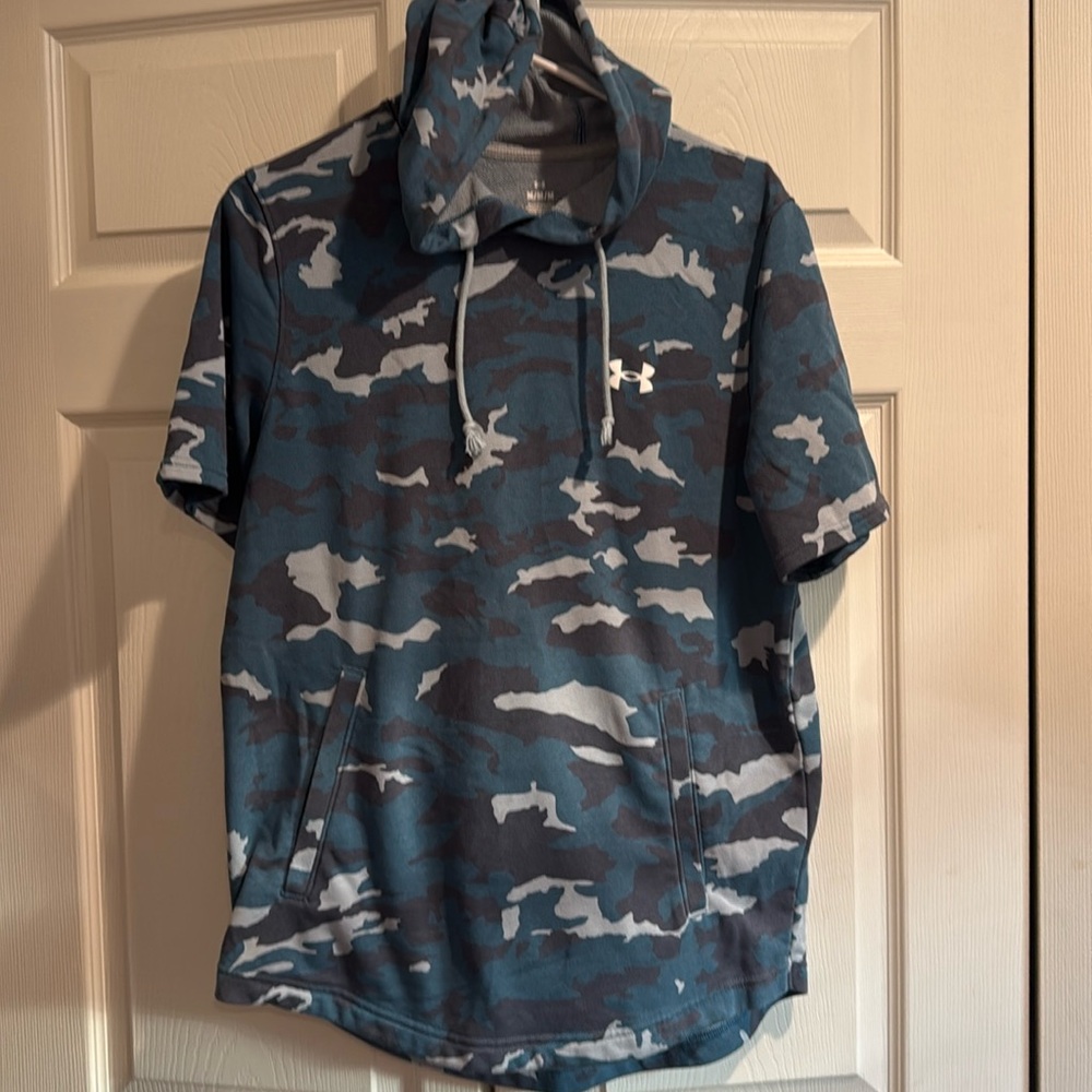 Men’s UA short sleeves sweatshirt. EUC, Medium.